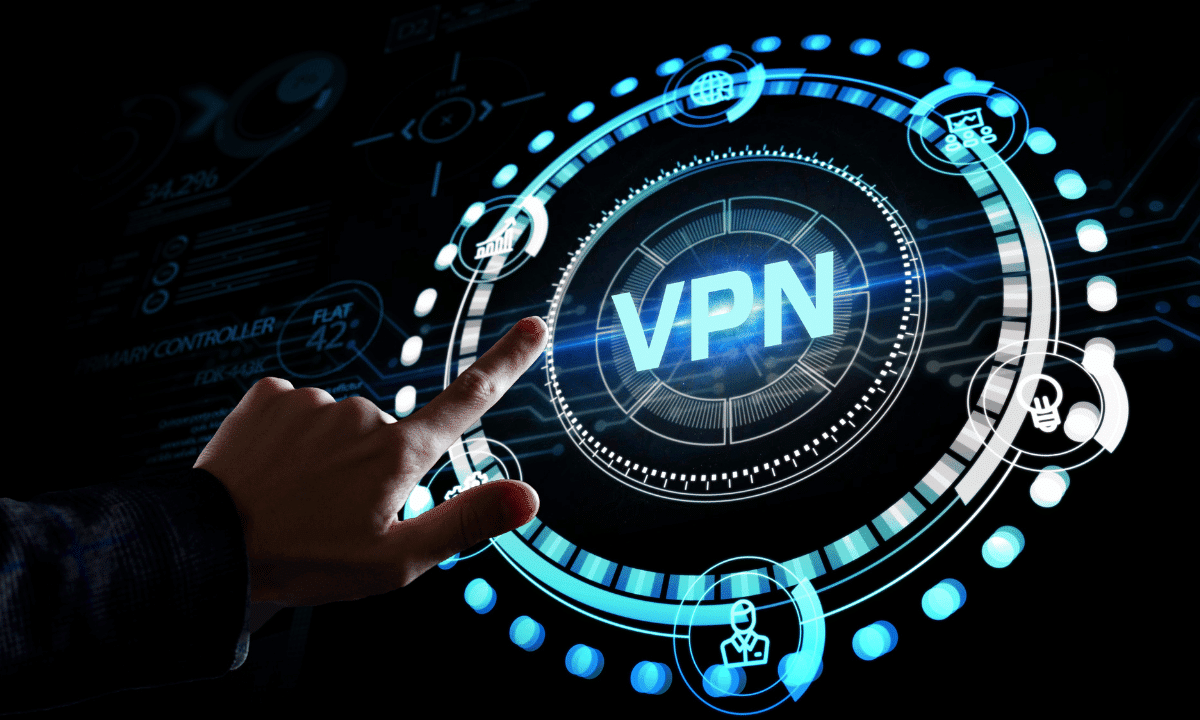 رجل ينقر باصبعه على كلمة VPN لتجاوز حظر VPN