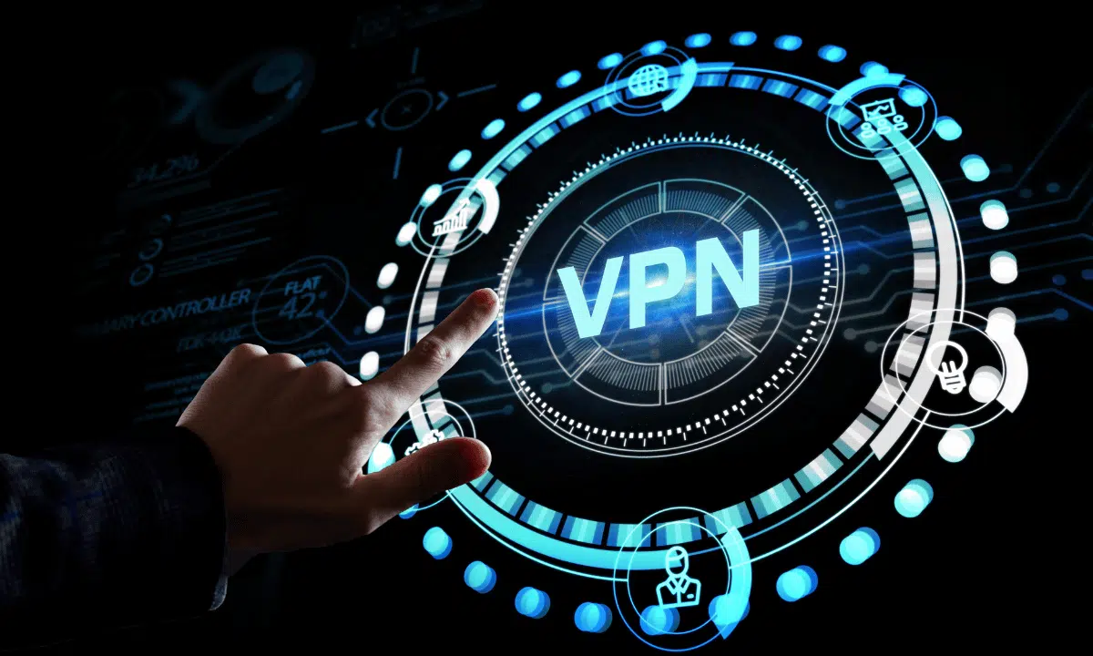 10 برامج فتح الحظر مجاناً 43 رجل ينقر باصبعه على كلمة VPN لتجاوز حظر VPN