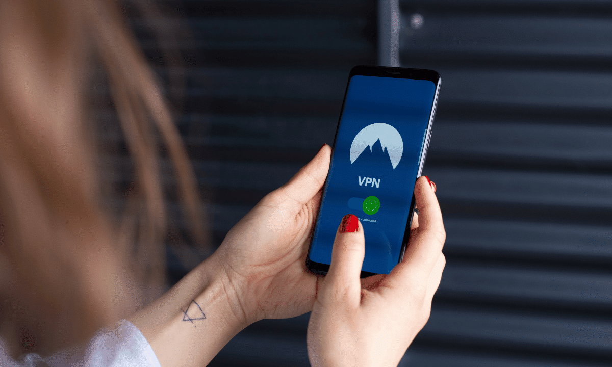 فتاة تفعل افضل برنامج vpn في الشرق الأوسط