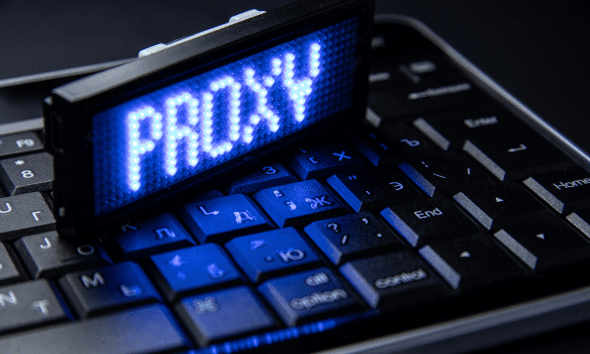 لوحة مفاتيح وكلمة PROXY على شاشة صغيرة فوق اللوحة