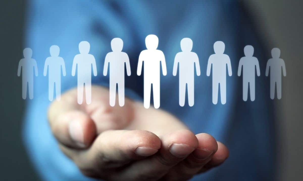 نظام CRM: سر الحملات التسويقية الناجحة بأرباح كبيرة في 2025 57 يد تحمل أيقونات رقمية تمثل العملاء