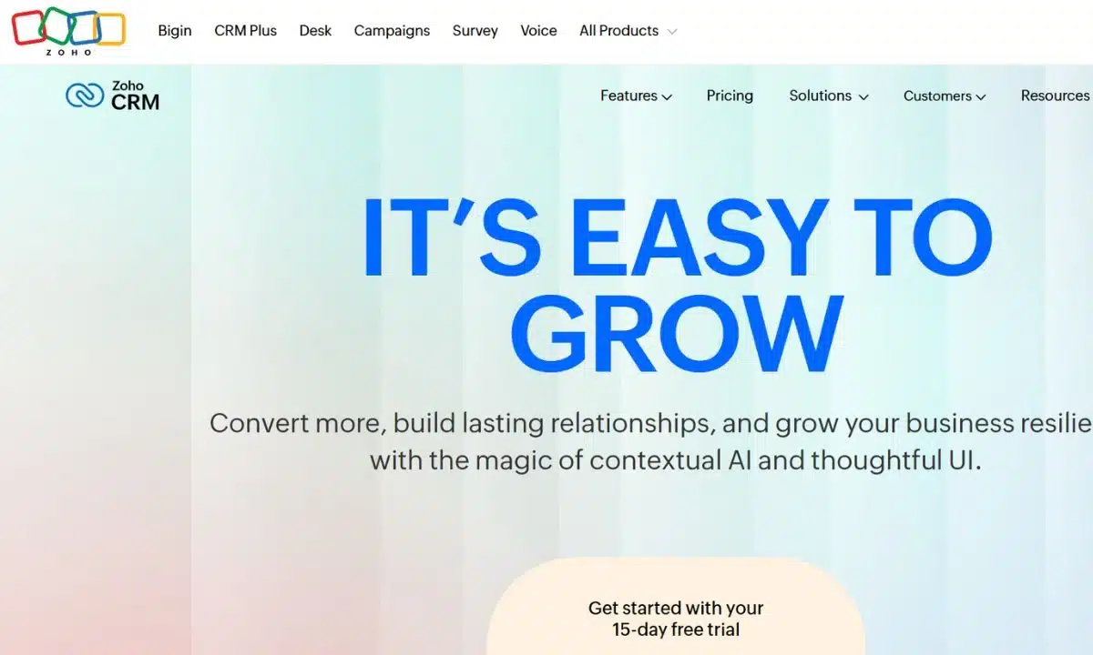 أسعار برامج CRM للشركات الصغيرة والمتوسطة 24 صفحة عرض برنامج Zoho CRM مع تركيز على واجهة الذكاء الاصطناعي.