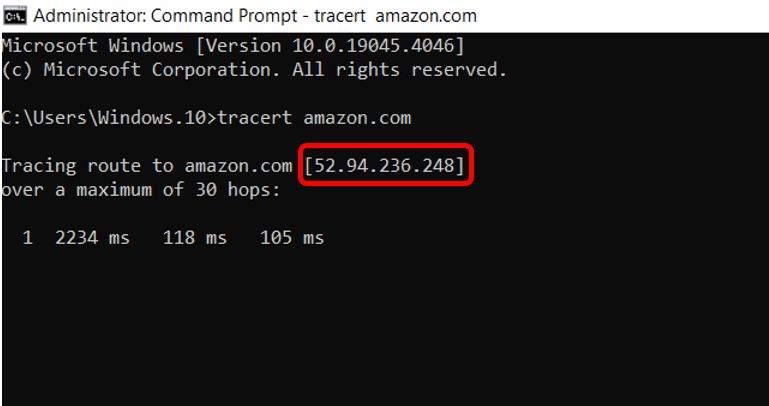 لقطة شاشة لنافذة موجه الأوامر (Command Prompt) تعرض نتيجة أمر "tracert amazon.com" مع تحديد عنوان IP
