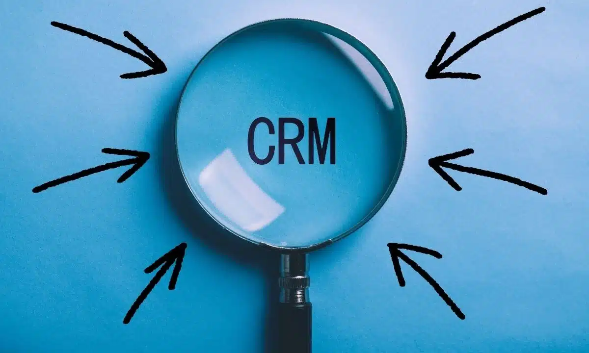أسعار برامج CRM للشركات الصغيرة والمتوسطة 19 تكبير كلمة CRM مع سهام توجيهية للتركيز على نظام وأسعار برامج CRM.