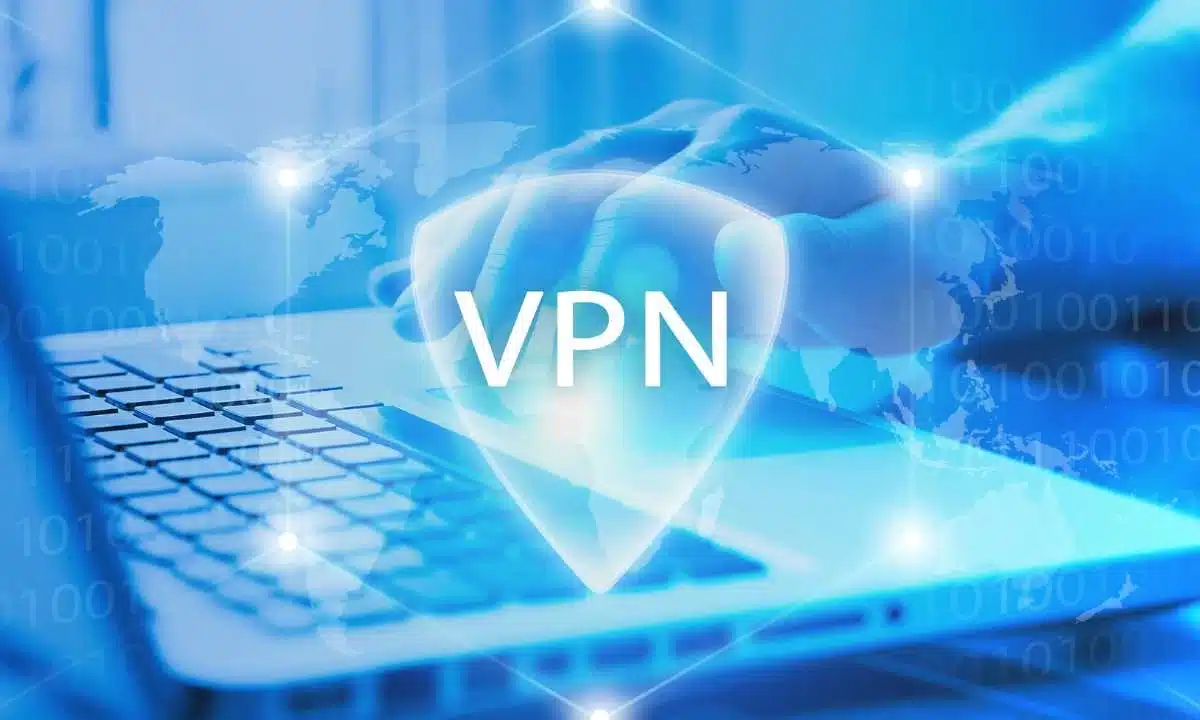 ما هي شبكة VPN؟ تعريف ومزايا استخدامها 28 درع أمان رقمي بكلمة VPN فوق حاسوب محمول وخلفية شبكة عالمية وبيانات.