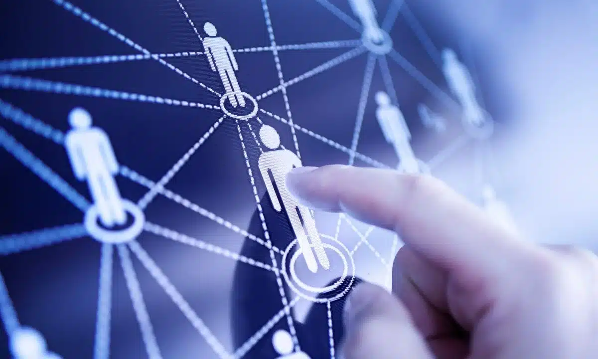 صورة توضح تفاعل الأفراد عبر شبكة التواصل الاجتماعي الرقمية.