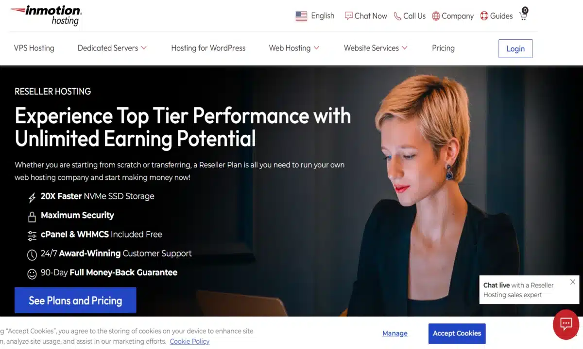 صفحة InMotion Hosting لخدمات استضافة الموزعين مع امرأة محترفة.